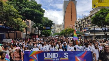 Marcha LGBTI tiñe con su diversidad de mil colores, las calles caraqueñas