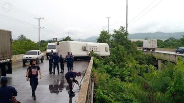 Autobús se volteó en el puente La Victoria en Barcelona