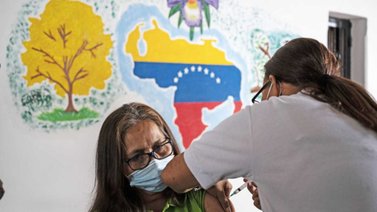 Delcy Rodríguez asegura que 81% de los maestros del país se vacunaron