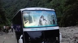 Autobús quedó atrapado por deslizamiento de tierra en Táchira