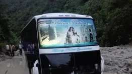 Autobús quedó atrapado por deslizamiento de tierra en Táchira