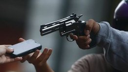 Le disparan a una mujer tras robarla en Caracas (+Video)