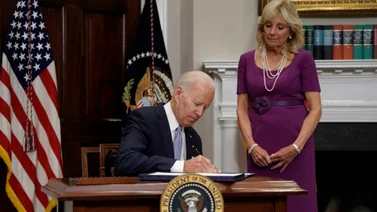Biden promulga la primera ley sobre control de armas