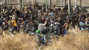 Mueren 18 migrantes en avalancha al intentar entrar en Melilla, España Mueren 18 migrantes en avalancha al intentar entrar en Melilla, España