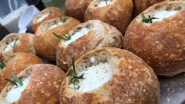 Aprovecha el pan de costra para servir un fondue de queso