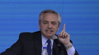 (+VIDEO) Presidente argentino se equivoca en acto oficial y llama "Garganta Profunda" a una revista cultural