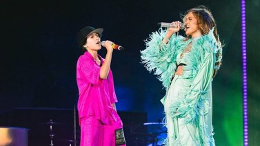 JLo canta con su hija Emme y usa lenguaje inclusivo