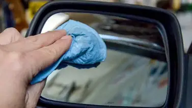 Mantén limpios los espejos retrovisores del carro Mantén limpios los espejos retrovisores del carro