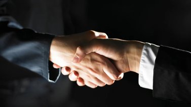 Prestamistas "hacen su agosto" por falta de créditos