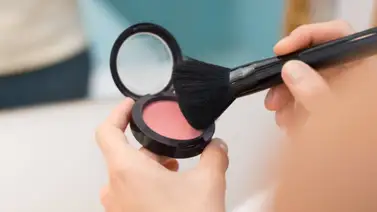 Aplica el colorete y luce una piel bronceada Aplica el colorete y luce una piel bronceada