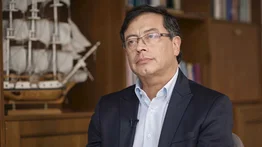Petro promete "gobierno plural y no socialista" en Colombia
