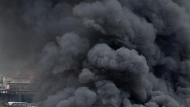 Incendio de estacionamiento en Catia afecta varios vehículos (+Video)