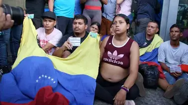Venezolanos se cosen la boca tras impedimento de viajar hacia la frontera de EEUU Venezolanos se cosen la boca tras impedimento de viajar hacia la frontera de EEUU
