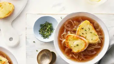 Sopa de cebolla tradicional con un buen maridaje Sopa de cebolla tradicional con un buen maridaje