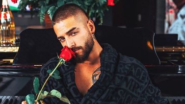 Maluma hace de cupido en su concierto mexicano