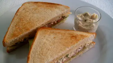 Sándwich de pollo para iniciar el día Sándwich de pollo para iniciar el día