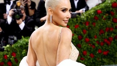 ¡Entérate! Kim Kardashian daña el vestido de Marilyn Monroe