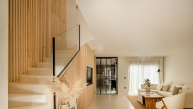 Ambiente mediterráneo y relajado usando madera