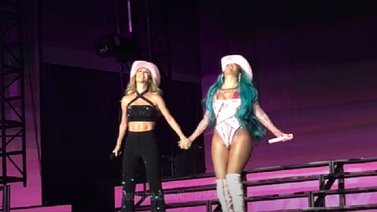 Karol G recibe en el escenario a Anahí