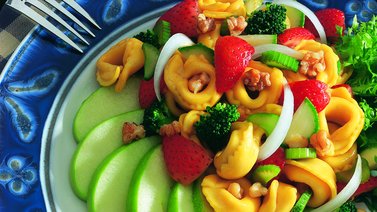 Tortellini con manzanas y fresas para sorprender a la familia