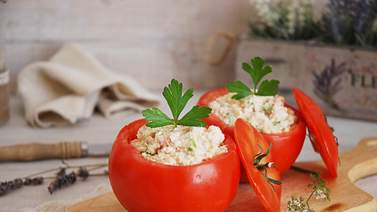 Tomates rellenos de maíz y queso