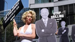 Drag queens vestidas de Marilyn Monroe "reciben" a presidentes americanos