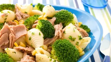 Ensalada de pasta con atún, brócoli y maíz Ensalada de pasta con atún, brócoli y maíz