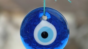 Ojo turco: significado del amuleto y sus colores