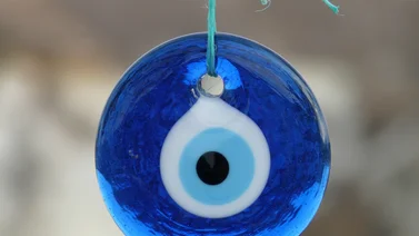Ojo turco: significado del amuleto y sus colores