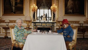 La Reina Isabel II tomó el té con el oso Paddington