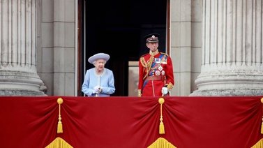 Arranca el desfile para honrar los 70 años del reinado de Isabel II