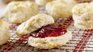 Biscuits con mermelada de fresa para merendar Biscuits con mermelada de fresa para merendar