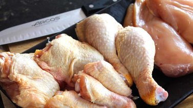 Aprende la técnica para limpiar y trocear el pollo en partes