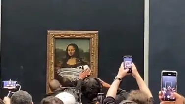 Sujeto arroja pastel a obra de la Gioconda ubicada en el museo de Louvre Sujeto arroja pastel a obra de la Gioconda ubicada en el museo de Louvre