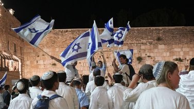 Israelíes corean lemas racistas durante marcha en Jerusalén