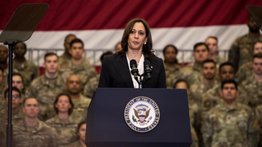 Kamala Harris pide prohibir las armas de asalto en EEUU