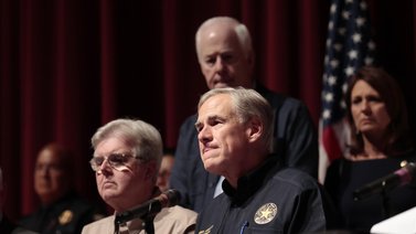 Gobernador de Texas defiende las armas de fuego y ve "equivocado" su control