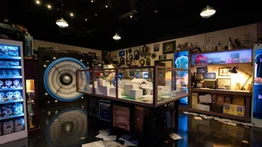 Rinden tributo a clásicos del cine como "Tiburón" en una tienda de Orlando