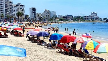 Ecuador mantiene niveles estables de COVID-19 y reactiva el turismo