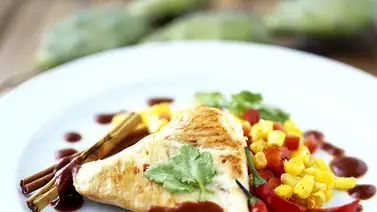 Pollo con salsa de chocolate picante Pollo con salsa de chocolate picante