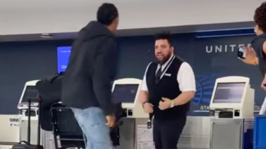 United Airlines investiga pelea viral entre uno de sus empleados y un ex jugador de la NFL