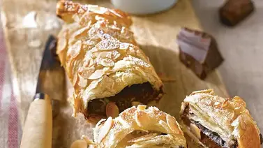 Hojaldre relleno con crema de cacao y almendras Hojaldre relleno con crema de cacao y almendras