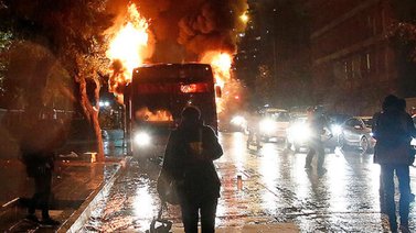 Manifestantes queman dos autobuses en Chile