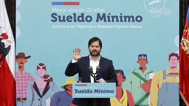 Presidente de Chile promulga reajuste al salario mínimo