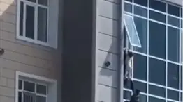 Hombre salva a niña de caer desde un octavo piso en Kazajistán