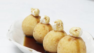 Buñuelos criollos de yuca con melao de papelón