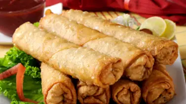 Lumpias de pollo con vegetales salteados Lumpias de pollo con vegetales salteados