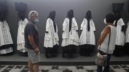 Exposición en México resalta la fortaleza de la "Mujer de negro" gallega