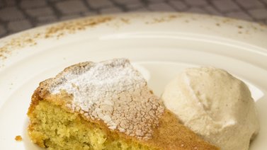 Tarta de Santiago con helado de crema catalana