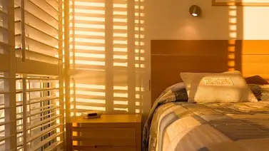 Embellece la estancia y regula la entrada de luz al mismo tiempo Embellece la estancia y regula la entrada de luz al mismo tiempo